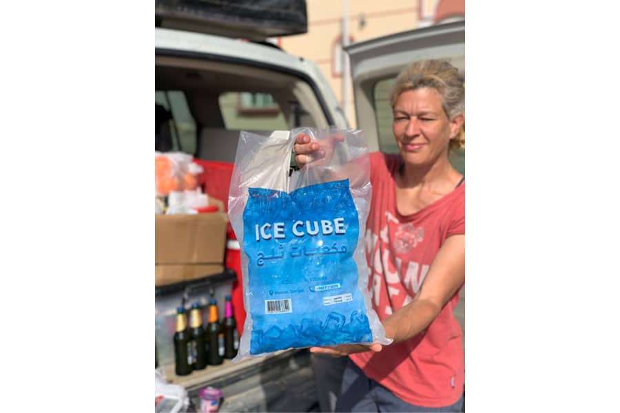 Frau hält großes Icecube-Paket in den Händen