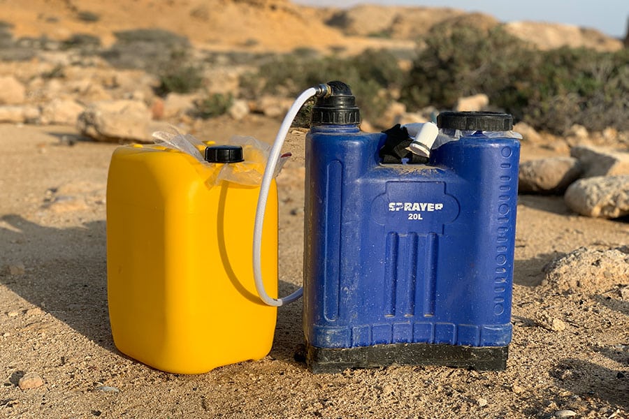 Kleiner Wassertank und kleiner Tank mit Pump-Dusche