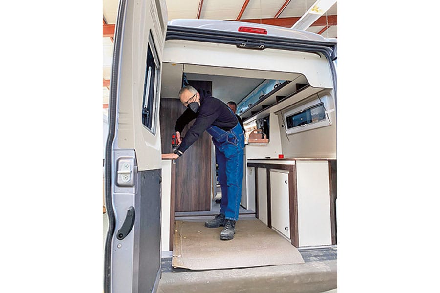Kastenwagen mit montiertem Campingausbau
