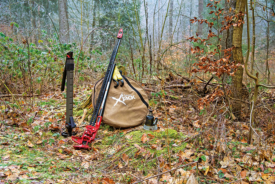 Großer Wagenheber auf Waldboden