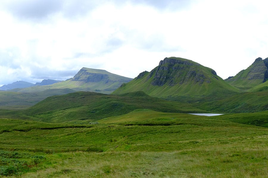 Bergige Landschaft und grüne Wiesen auf der Insel Isle of Skye