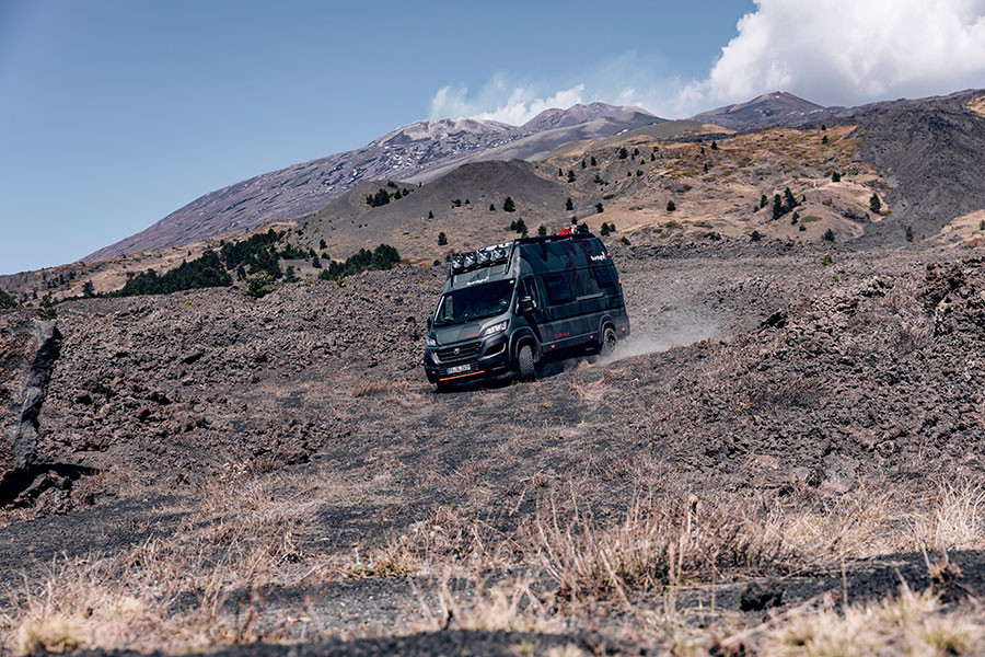4x4-Campervan offroad unterwegs in steppenartiger Landschaft