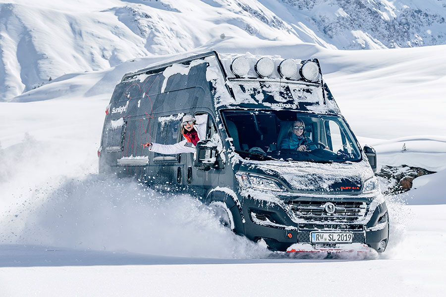 4x4-Kastenwagen fährt durch Schnee