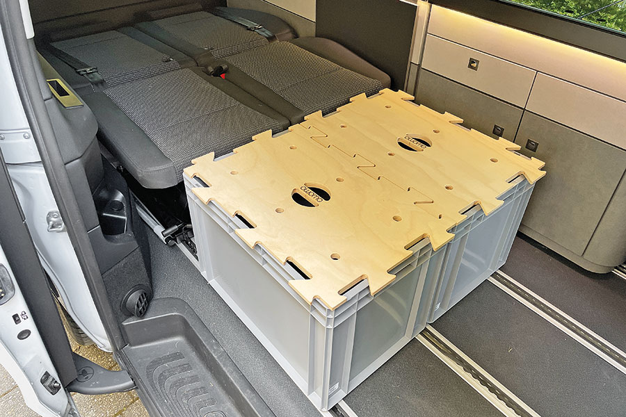 Graue Euroboxen mit Holzdeckeln im Campingbus