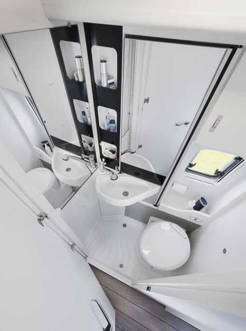 Nasszelle mit schwenkbarer Trennwand und Duschkabine