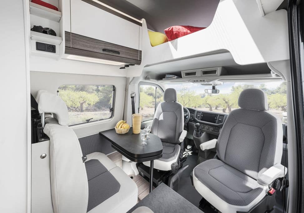 Cockpit mit drehbaren Fahrersitzen