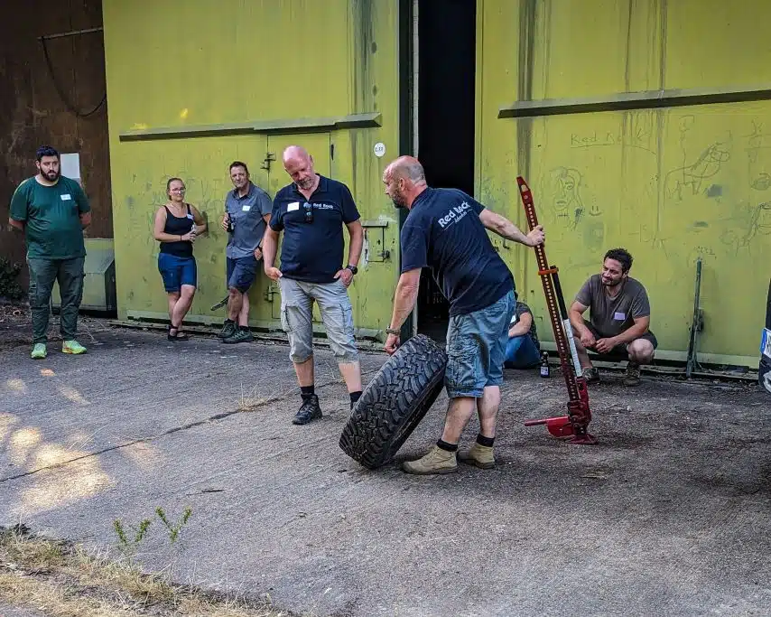 Arbeiten mit Hi-Lift und Reifen