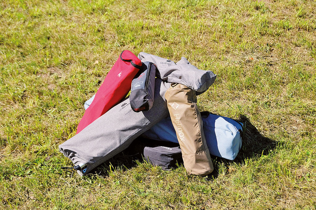 Zusammengelegte Campingstühle in Transporttaschen