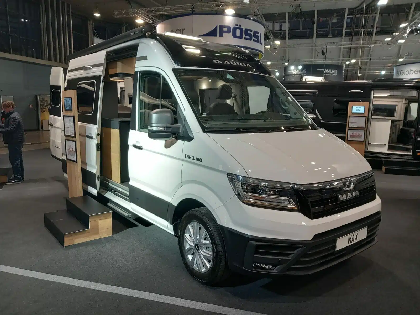 Weißer Campervan Adria Twin Max 600 SPB in Messehalle