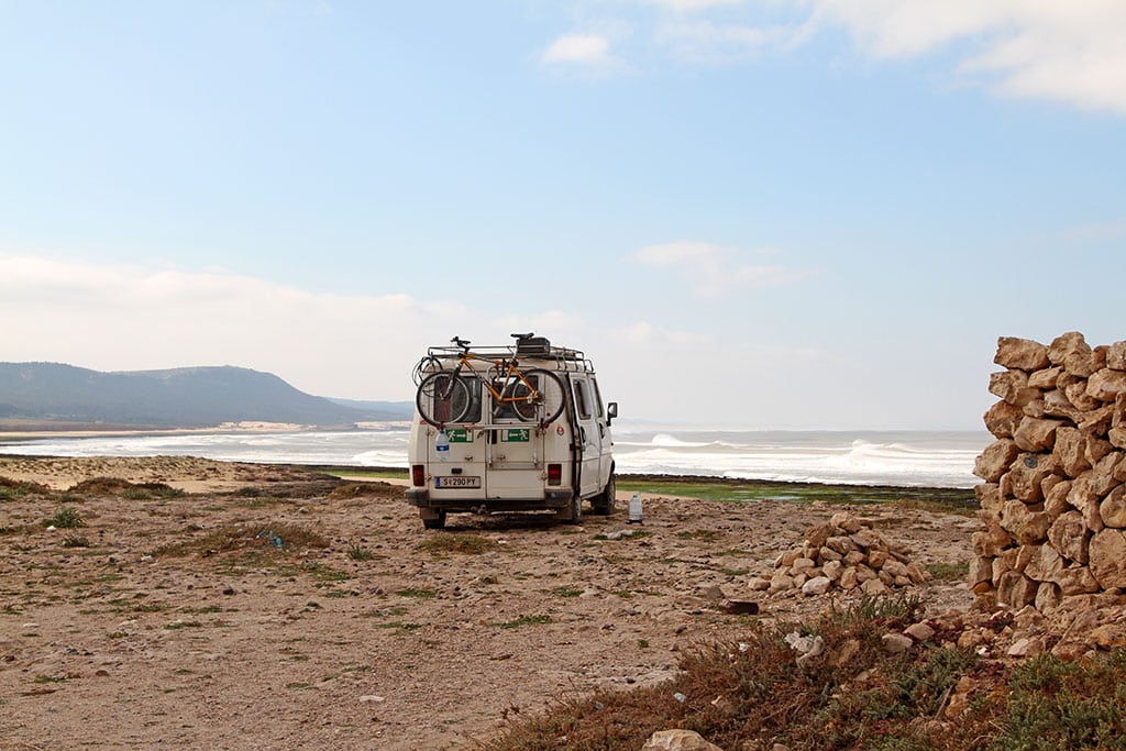 Weißer Campingbus am Strand