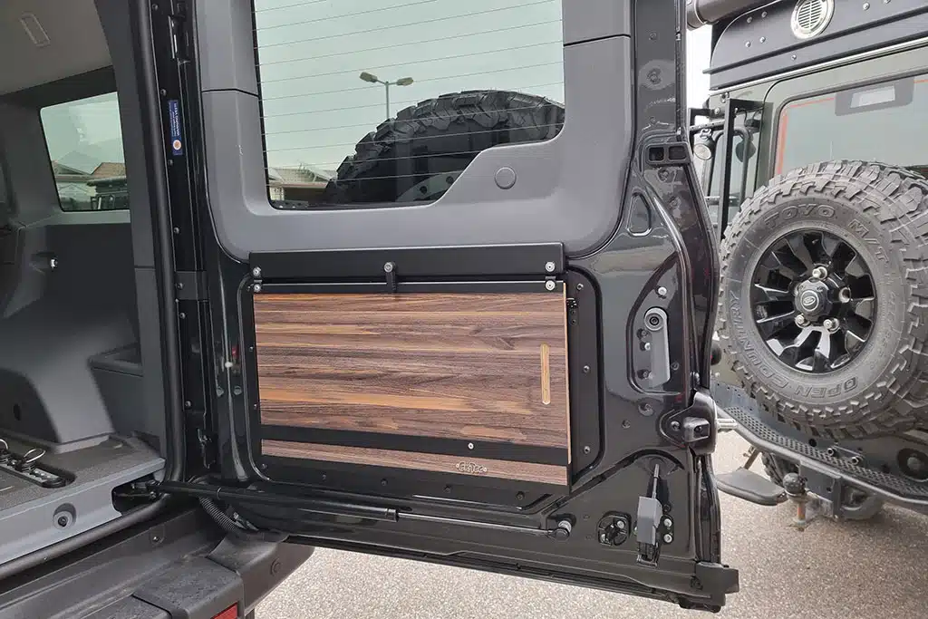 Kleiner eingeklappter Klapptisch integriert in einer Geländewagen-Hecktür