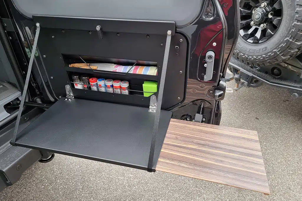 Kleiner ausgeklappter Tisch in Geländewagen-Hecktür