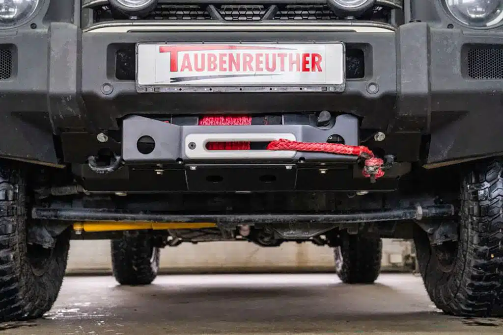 Seilwinde vorne an einem Geländewagen