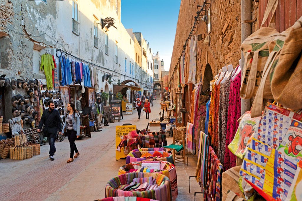 Medina mit kleinen Geschfäften und bunten Waren