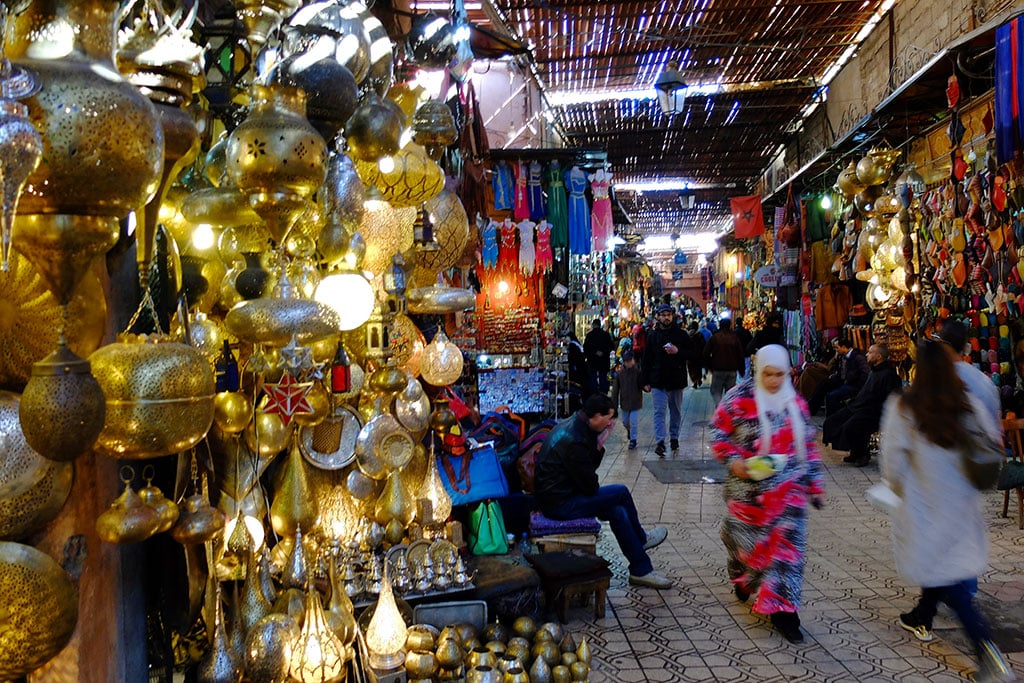 Souk in Marokko mit Laternen und weiteren Waren