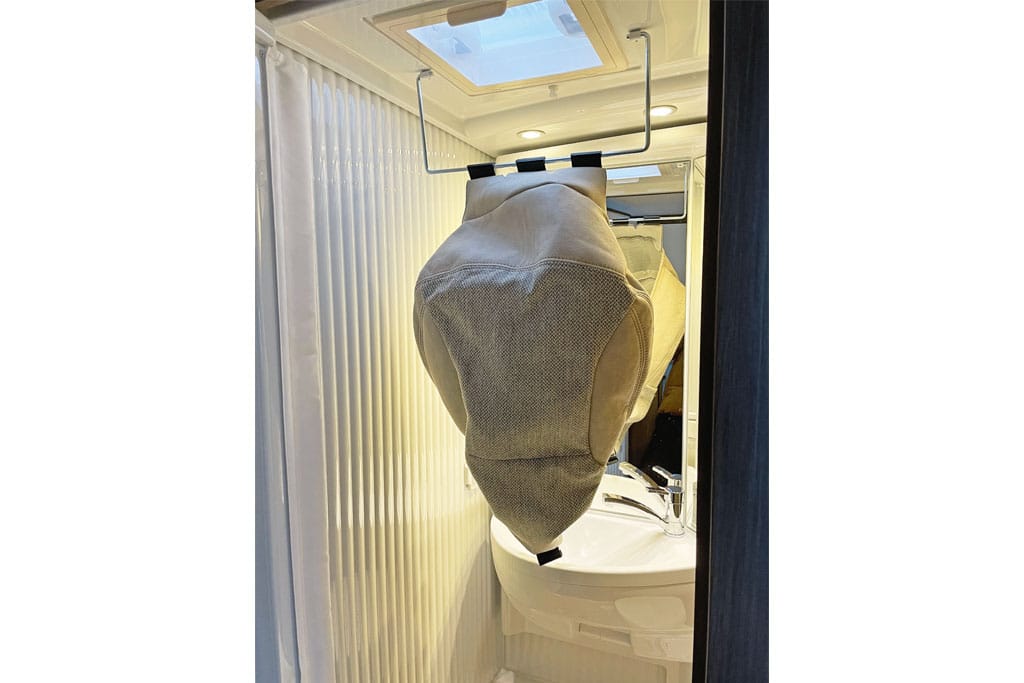 Zum Trocknen aufgehängtes SItzpolster