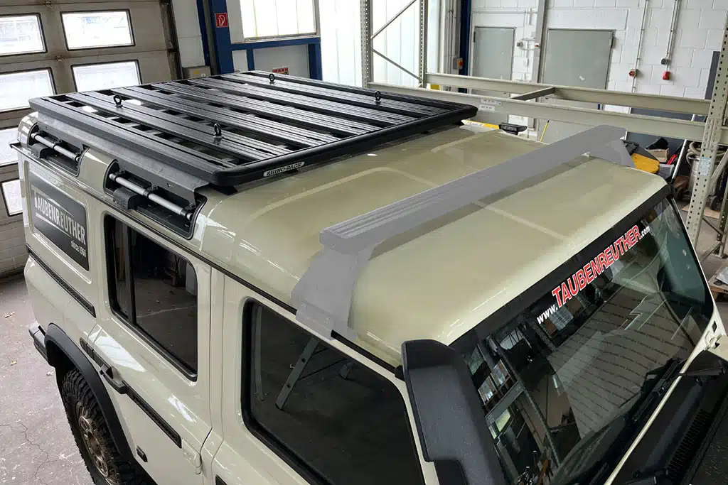Dachträger auf weißem Geländewagen