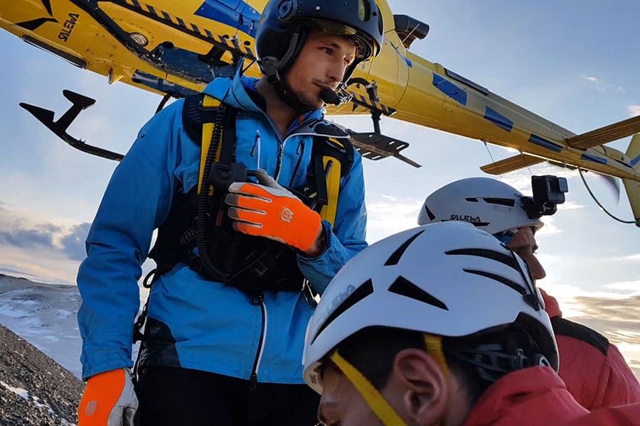 Helikopter-Crew vor dem Abflug