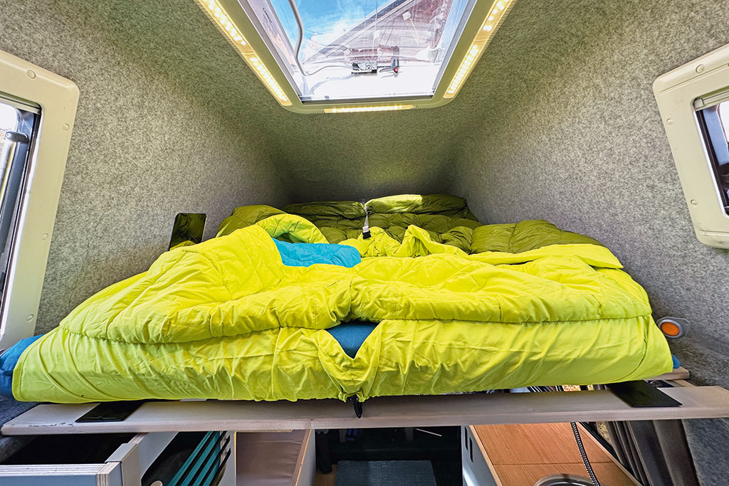 Ausgerolltes Rollbett mit Luftmatratze im Hochdach