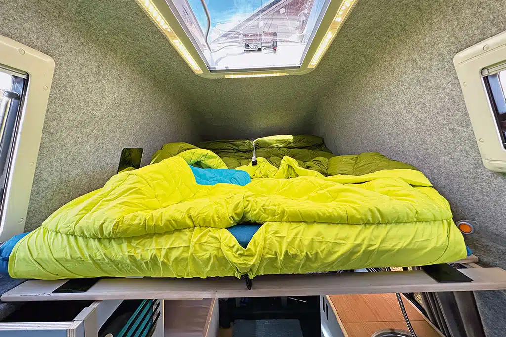 Ausgerolltes Rollbett mit Luftmatratze im Hochdach