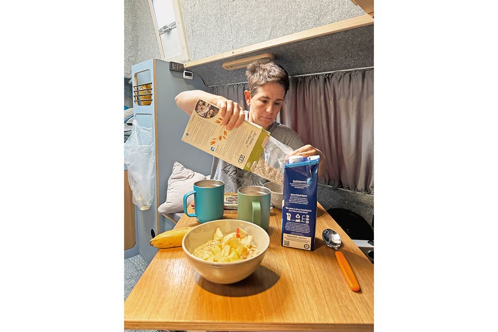Frühstücken im Campingbus