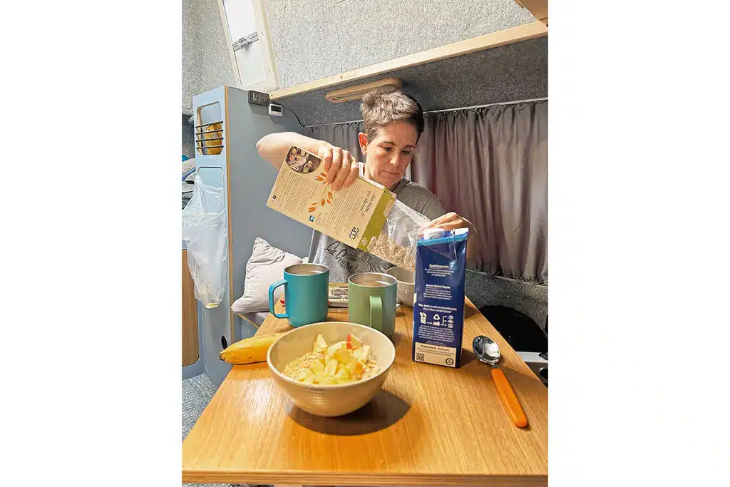 Frühstücken im Campingbus