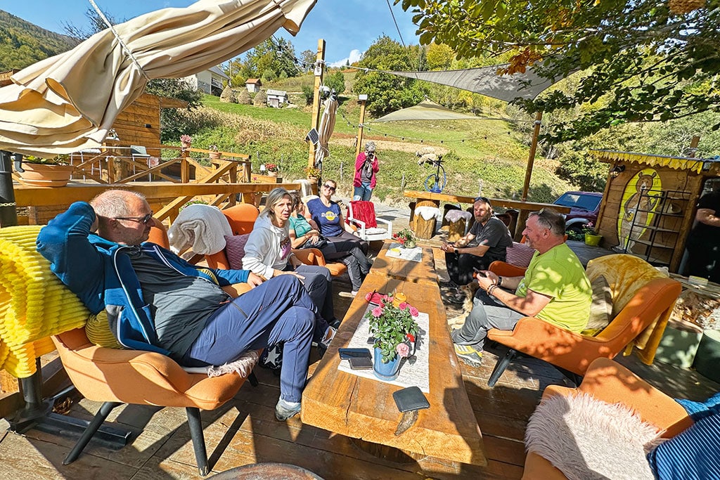 Die Reisegruppe bei einer gemeinsamen Pause auf einer Außenterrasse