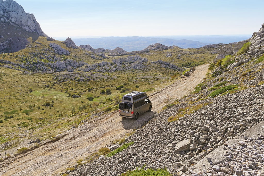 Campingbus in weiter Gebirgslandschaft