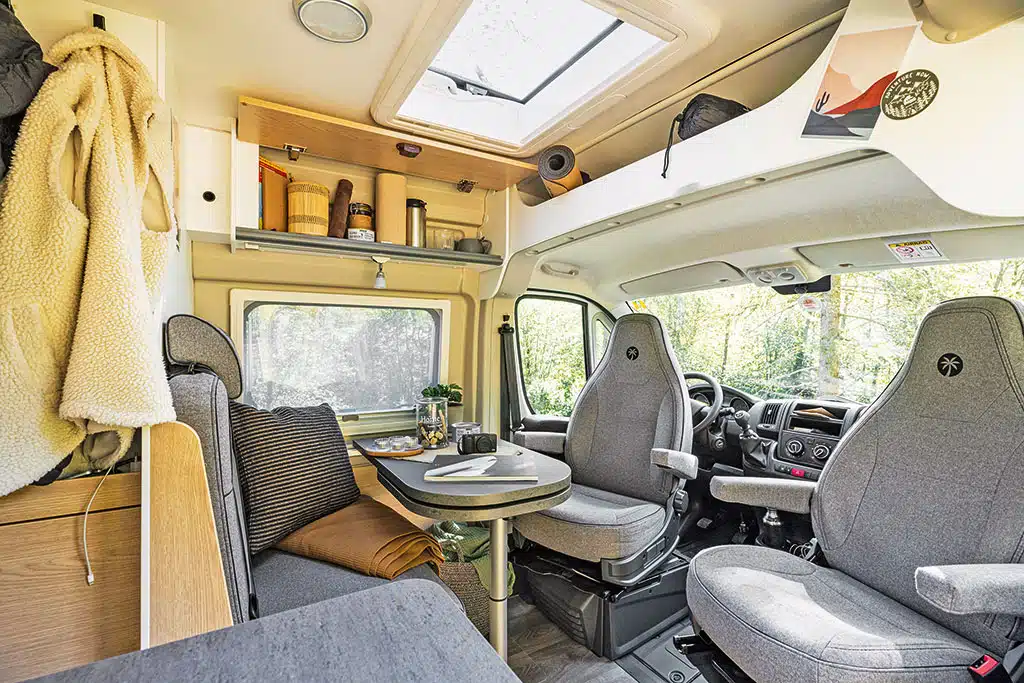 Fahrerhaus mit drehbaren Sitzen im Sunlight Cliff 600