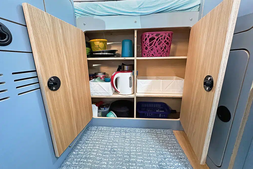 Küchenschrank mit Inhalt