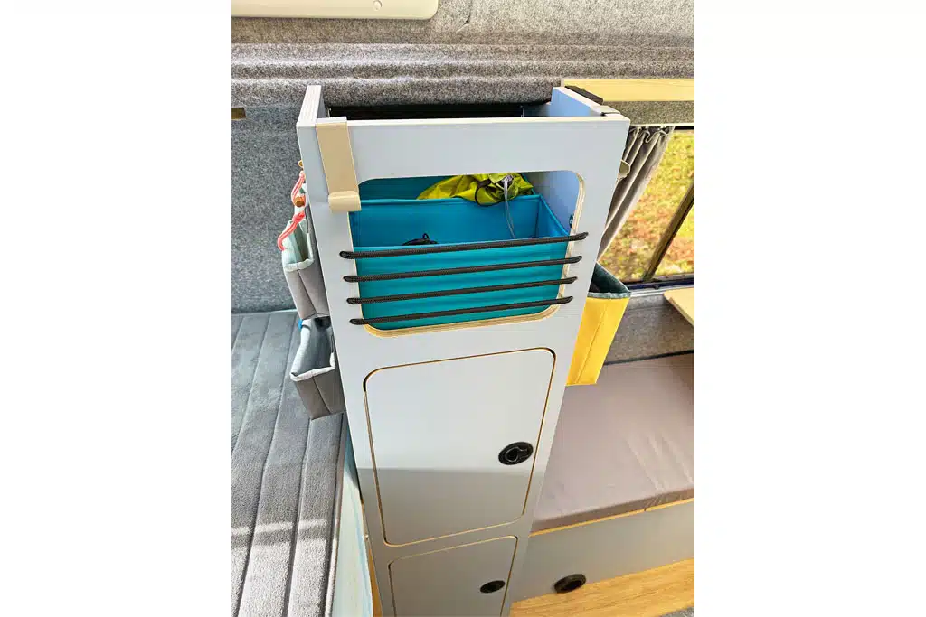 Schmaler Schrank mit Staufächern