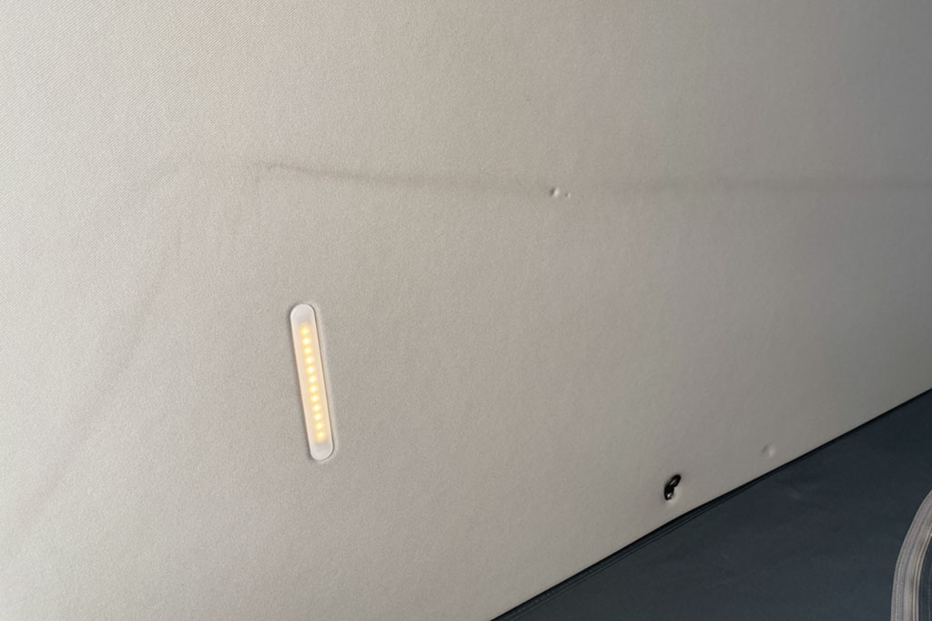 Leichte Gebrauchsspuren am Stoffhimmel