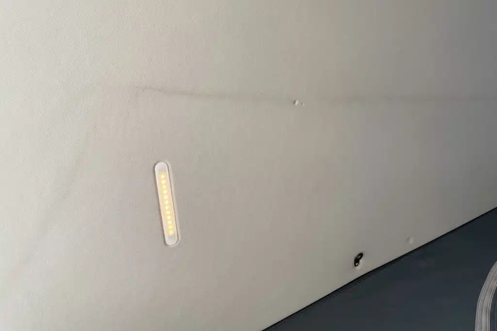 Leichte Gebrauchsspuren am Stoffhimmel