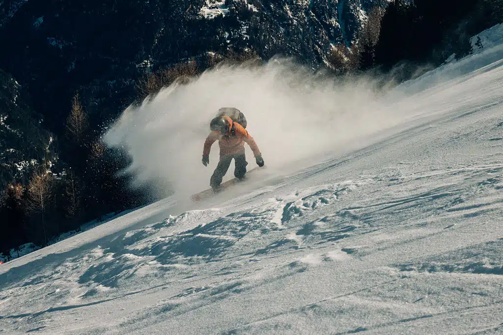 Snowboarder bei Abfahrt