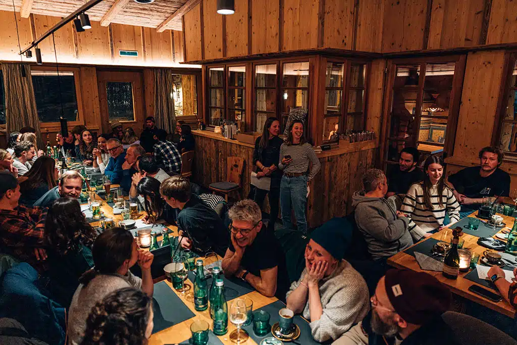 Voll besetzte Tische in einer Skihütte