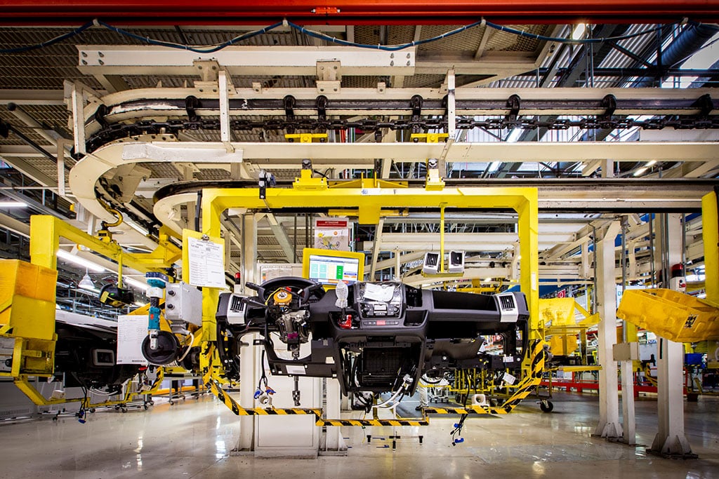 Armaturenbrett in Produktionshalle