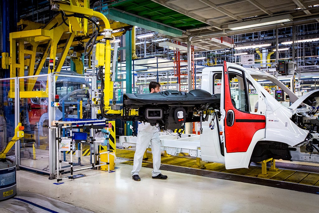 Armaturenbrett wird montiert