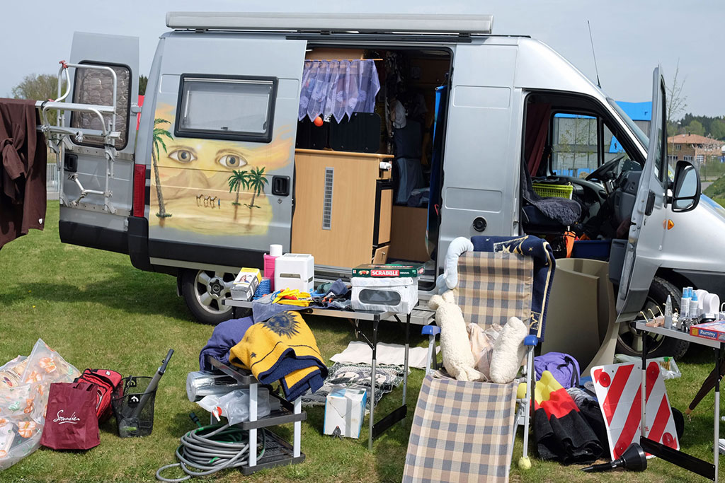 Camper Van mit Zubehör auf Camping-Flohmarkt