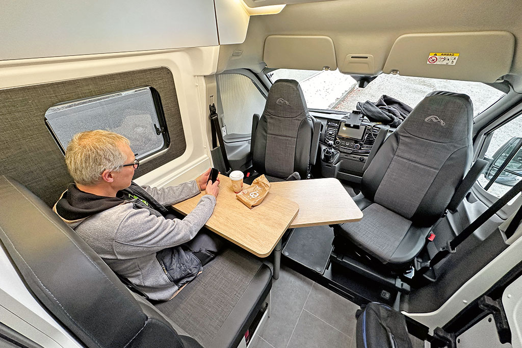 Autor auf der Rücksitzbank im Mooveo F60 DB