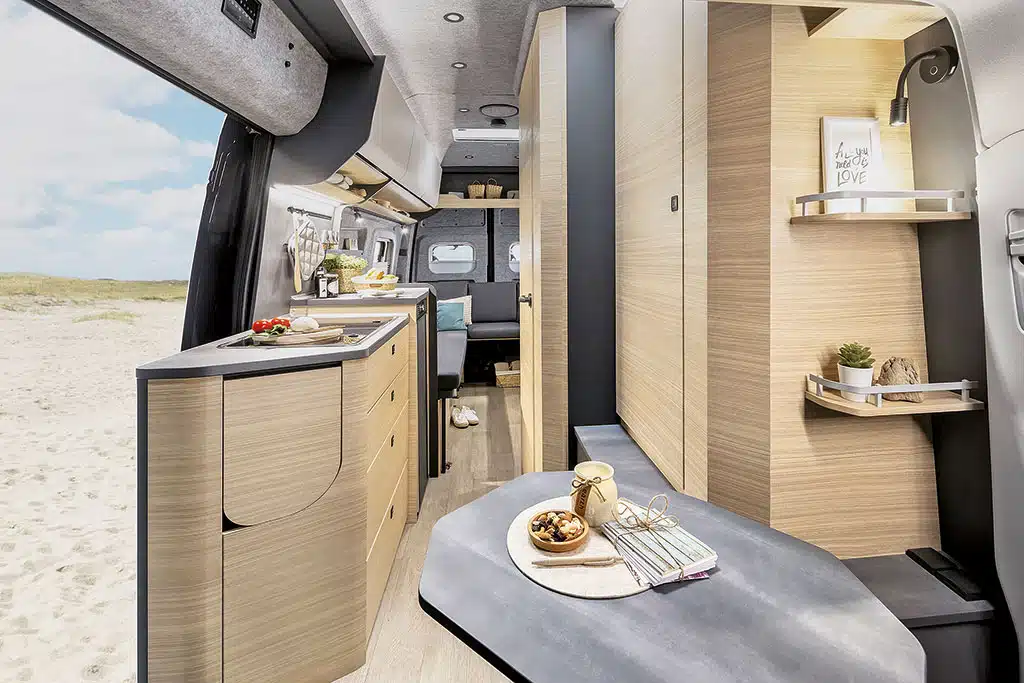 Innenraum im Campervan in hellem Design