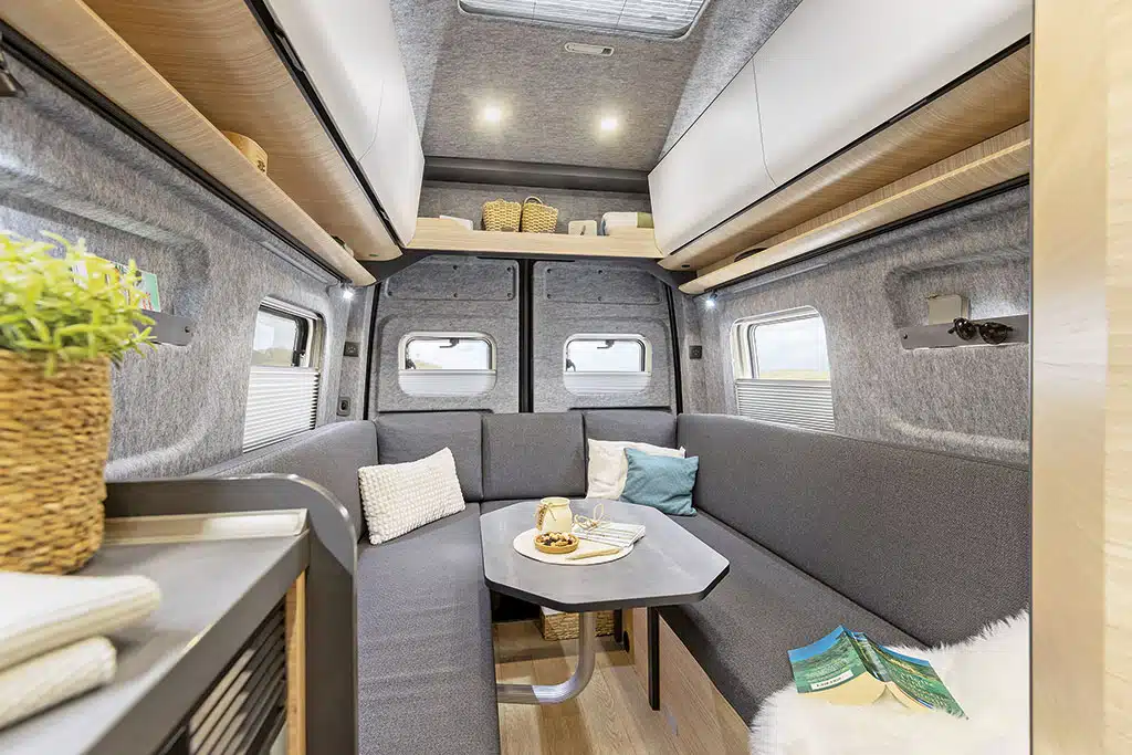 Campervan-Innenraum in hellem Design