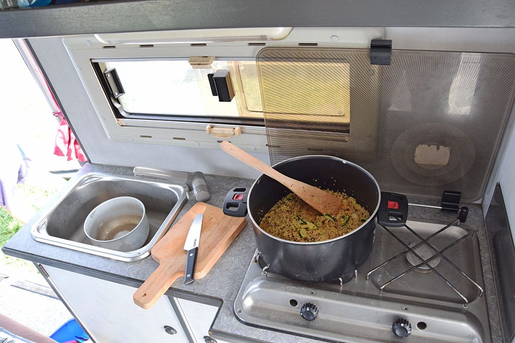 Küchenmodul im MB 100, auf dem Herd ein Topf mit Couscous-Salat