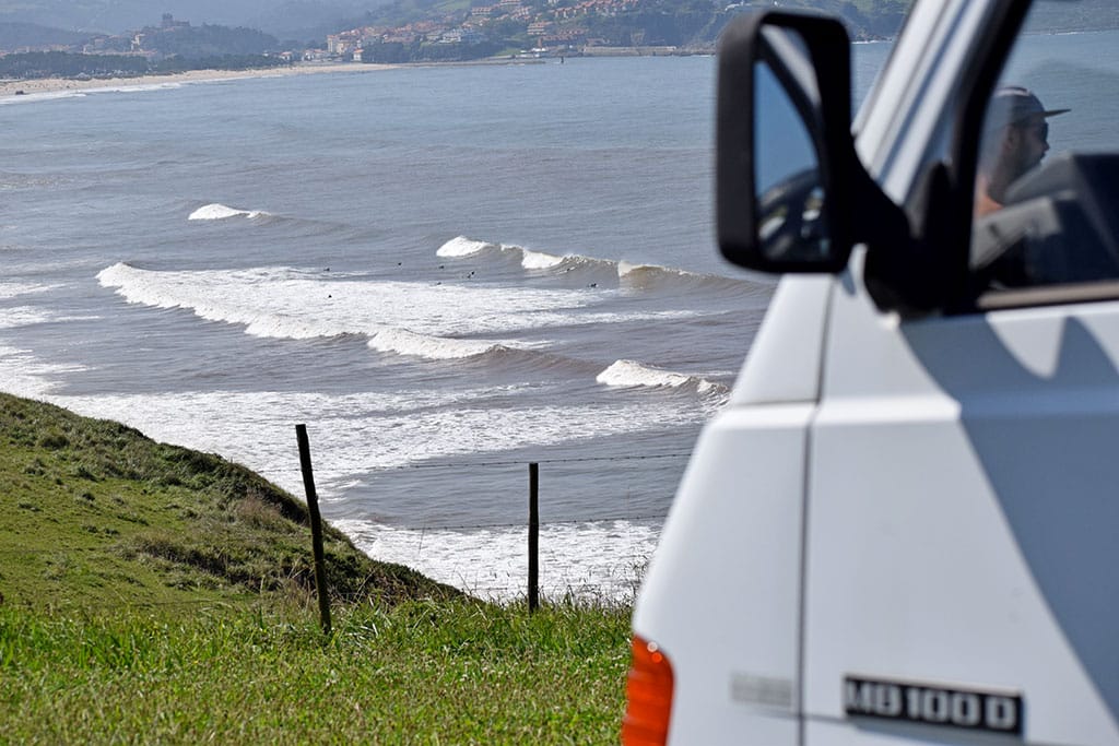 Blick über die Front des MB 100 aufs wellige Meer