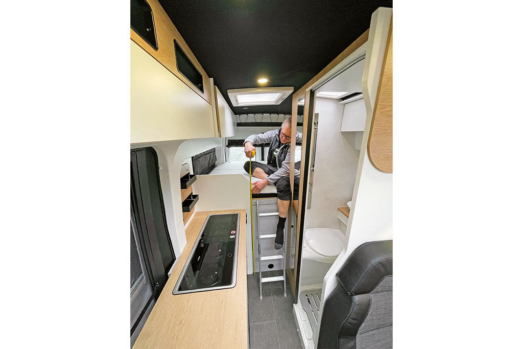 Vermessen der Höhe des Betteinstiegs