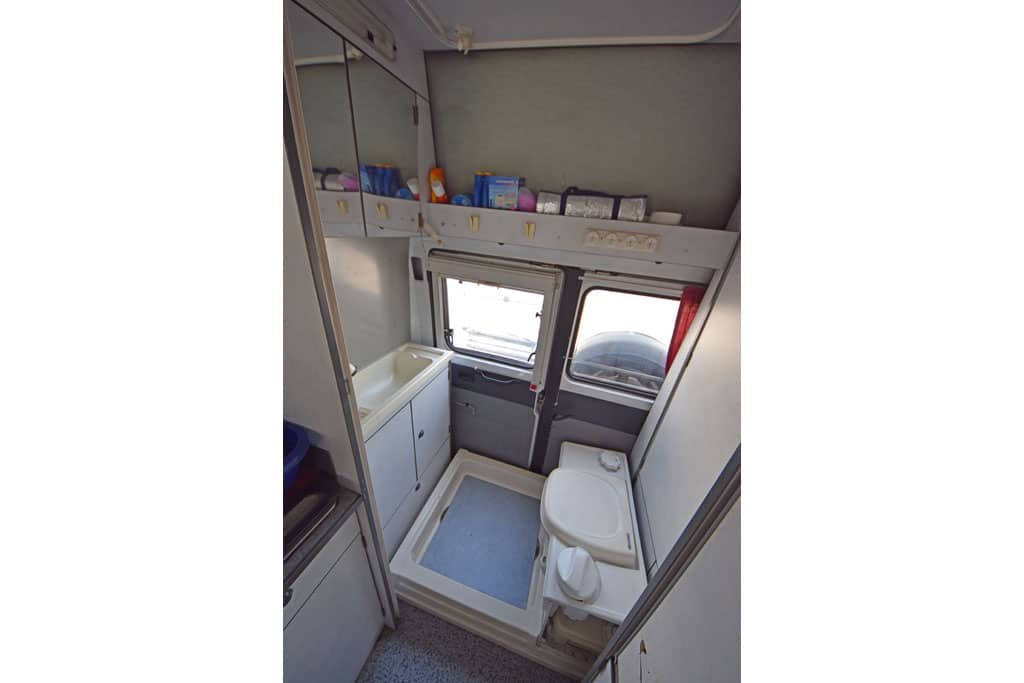 Kleines Bad mit Duschwanne im MB 100