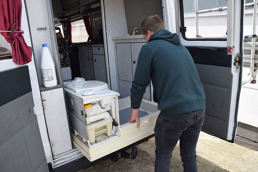 Auf Schienen zum Heck ausziehbares Bad