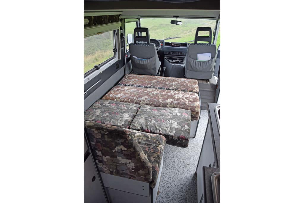 Zum Bett umgebaute Sitzecke im MB 100