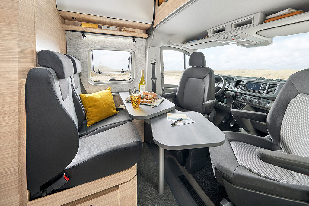 Drehbare Vordersitze und Rückbank im Maxia Van 680 DT