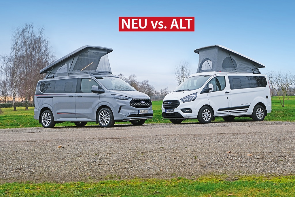 Silberner und weißer Campingbus nebeneinander