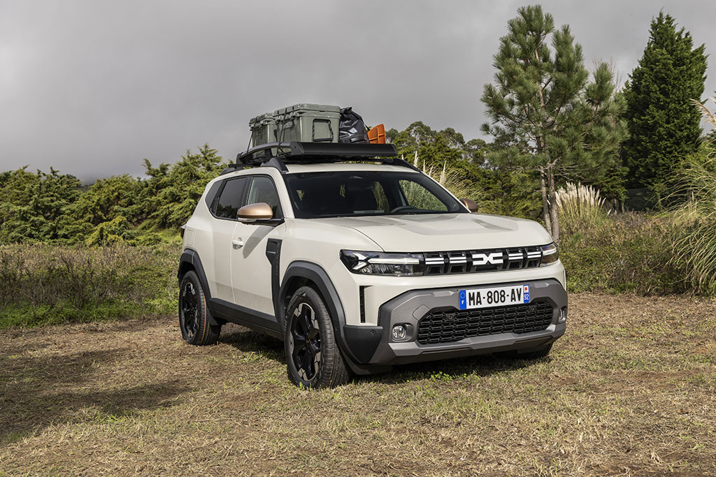 SUV unterwegs in der Natur